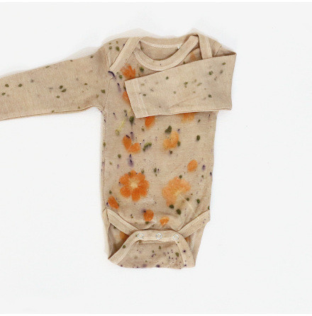 Baby body natur och blommor
